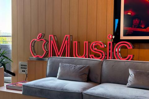 苹果音乐副总裁畅谈AirPods设计、功能,并预告新款Beats配件